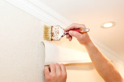Pose de papier peint à Romillé — revêtements muraux et toiles de verre
